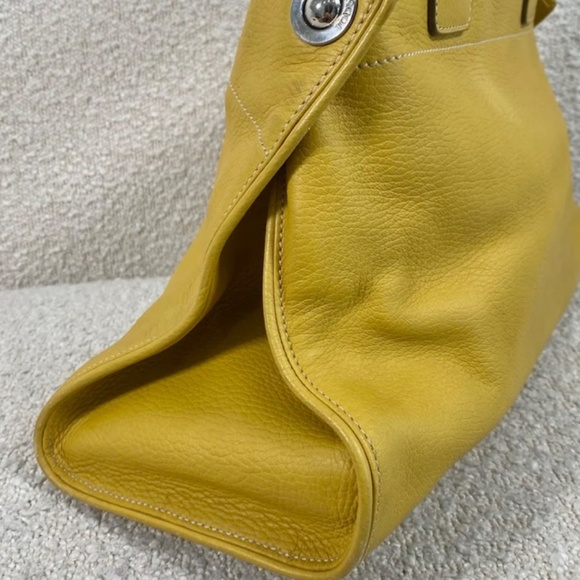 Authentic Tods Yellow Leather Tote Bag - Picture 5 of 16